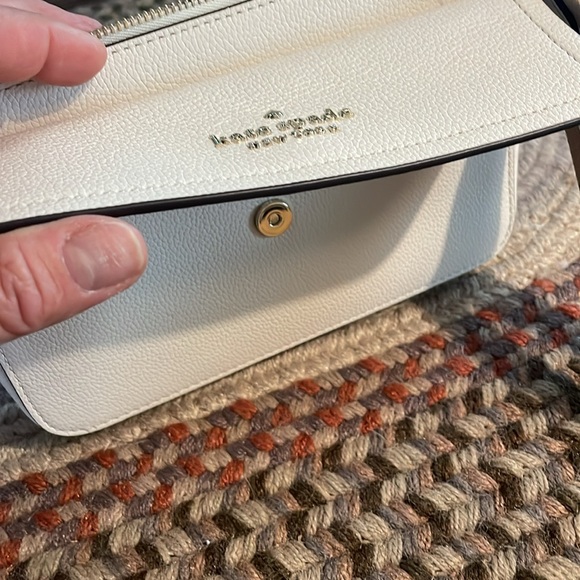 Kate Spade wristlet. NWT cream leather - Picture 4 of 11